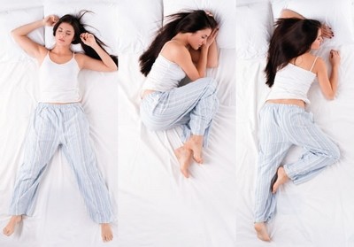 femme qui dort dans plusieurs positions différentes
